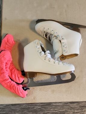 DBX CLASSIC Girls Figure Skate White Kids  Size 2 With Skate Covers.